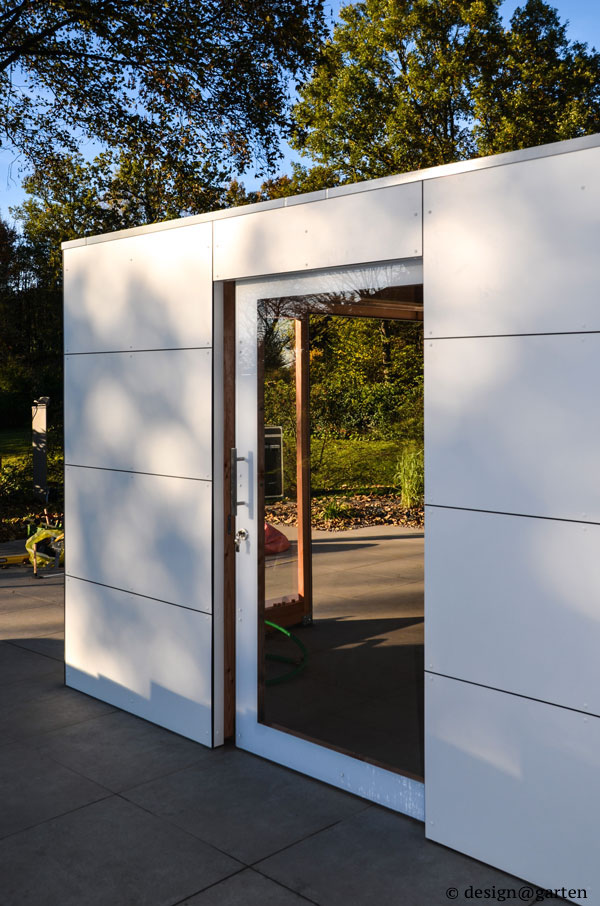 Stile di vita allo stato puro: la moderna sala fitness immersa nel verde